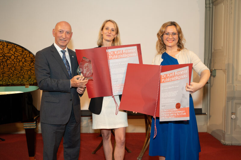 ÖJC-Präsident Christian Stöger mit den Dr. Karl Renner Publizistkpeisträgerinnen 2024, Marlies Faulend und Elisabeth Pfneisl (r.)