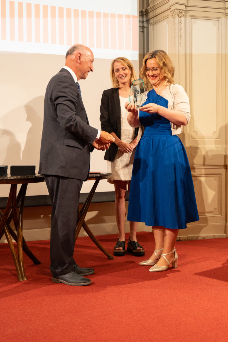 ÖJC-Präsident Christian Stöger überreicht den Dr. Karl Renner Publizistikpreis 2024 an Marlies Faulend (m.) und Elisabeth Pfneisl (r.)