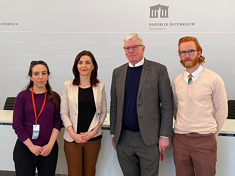 Stella Moris (Stella Assange), NA Dr. Ewa Ernst-Dziedzic, WikiLeaks-Chefredakteur Kristinn Hrafnsson, WikiLeaks-Botschafter Joseph Farrell im Österreichischen Parlament am 1. März 2022