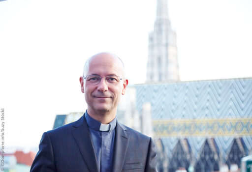 Dompfarrer Toni Faber vor dem Stephansdom